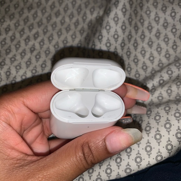 All white AirPod case - Picture 3 of 4